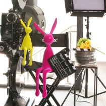Artículo Taburete de borde con forma de conejo de Pascua sentado en rosa (segunda opción) de 56 cm