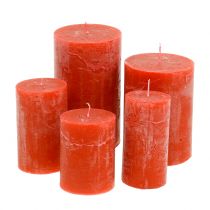 Artículo Velas de color naranja macizo en diferentes tamaños.
