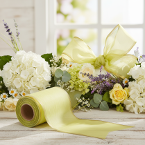 Artículo Cinta de moiré para coronas, 150 mm, 25 m, color verde claro con borde dorado, para floristería y decoración.