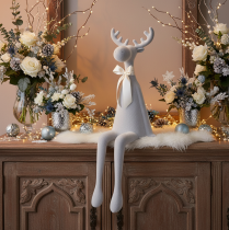 Artículo Figura decorativa de alce aterciopelada con lazo, para colocar sobre estante, 80 cm.