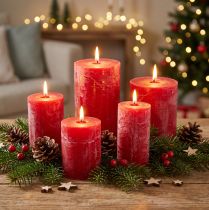 Artículo Velas de colores lisos rojas de diferentes tamaños.
