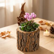 Artículo Maceta de corteza de madera con forma de gnomo, color óxido, 24 cm de alto.