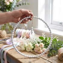 Artículo Corona decorativa de perlas blancas de 28 cm de diámetro (juego de 4 piezas): decoración colgante versátil para primavera, bodas y decoraciones vintage.