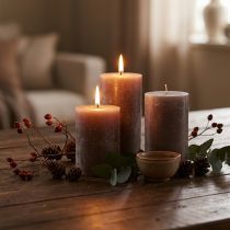 Artículo Velas grandes de pilar marrón de 70 x 120 mm, paquete de 4: elegantes velas cilíndricas en marrón ahumado, teñidas por completo para una decoración y un ambiente acogedor.