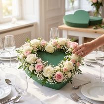 Artículo Corazón de espuma floral romántico 30cm espuma floral verde 2 piezas