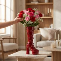 Artículo Jarrón decorativo con forma de bota y diseño de lazo, 37 cm.