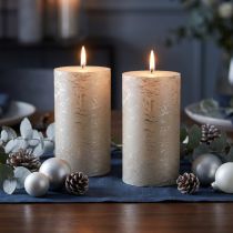 Artículo Velas de pilar premium en juego de 2, aspecto metálico platino, 85 x 150 mm: decoración elegante para ocasiones festivas y un ambiente acogedor.