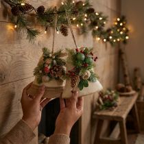 Artículo Decoración rústica de pared con campanas navideñas, ramas de abeto de yute y piñas.