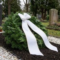 Artículo Cinta de moiré blanca para coronas con borde de perlas doradas, 175 mm - Elegante cinta para decoración y floristería.