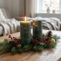 Artículo Juego de 2 velas de pilar, verde oscuro, 85 x 200 mm: velas decorativas elegantes y duraderas para un ambiente acogedor.