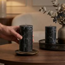 Artículo Velas de pilar negras de 85×150 mm, 2 unidades, teñidas en su totalidad, elegantes para decoración y ambiente.