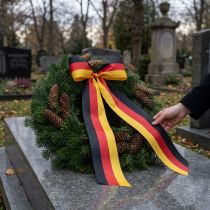 Artículo Cintas para coronas Moiré de 150 mm en negro, rojo y dorado con efecto moiré francés, rollo de 25 m para decoración y servicios funerarios.