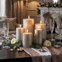 Artículo Velas de pilar de color platino en varios tamaños para una decoración elegante.
