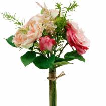 Ramo de rosas artificiales en un ramo de flores de seda rosa