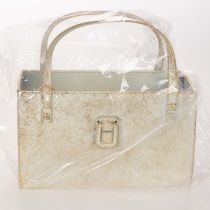 Artículo Bolsa metálica, recipiente decorativo, rectangular, 26 cm, color dorado.