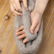 Artículo Cordón de lana decorativo gris natural de 2 m, lana afieltrada para manualidades y floristería.