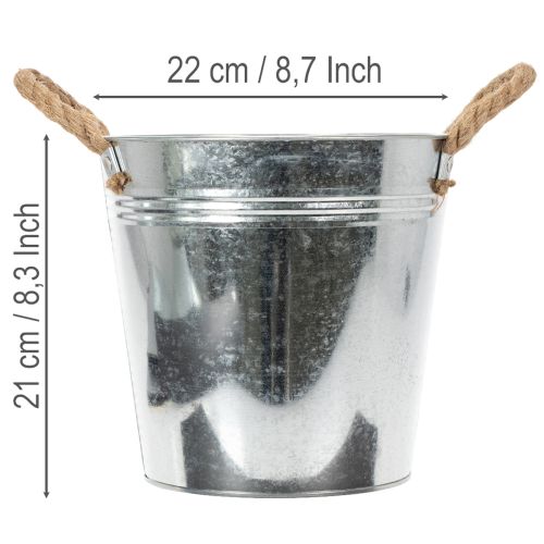 Cubo de metal brillante con