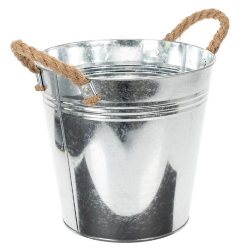 Cubo de metal brillante con