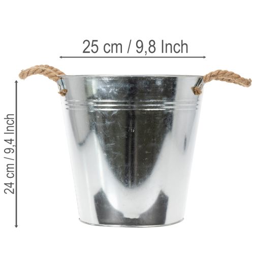 Cubo de metal brillante con