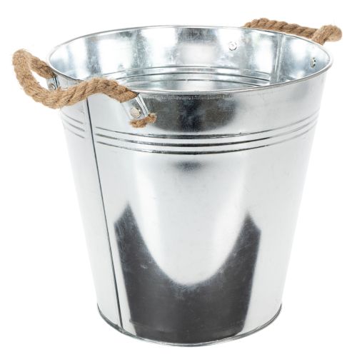 Cubo de metal brillante con