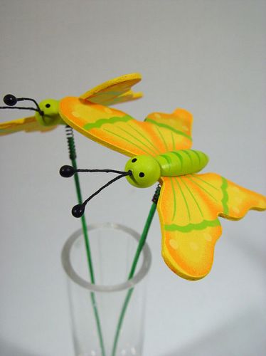 Floristik24 Mariposa sobre púa madera verde/amarilla 7cm (24 uds)