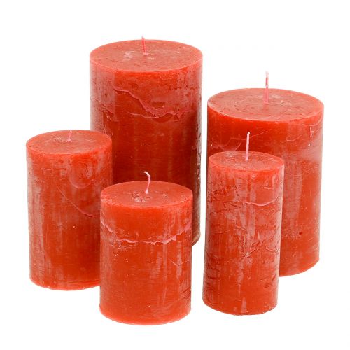 Velas de colores naranja diferentes tamaños