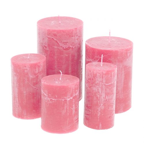 Velas de colores lisos rosa de diferentes tamaños.