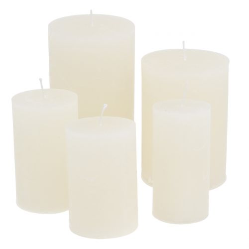 Artículo Velas de colores lisos blancas de diferentes tamaños.