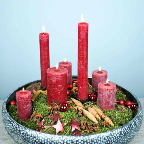 Artículo Velas de colores lisos rojo oscuro de diferentes tamaños.