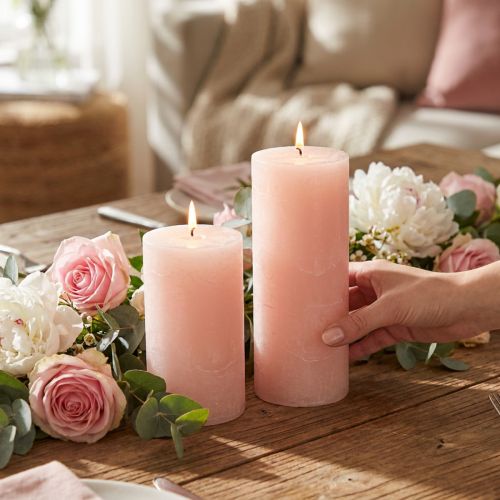 Velas de pilar teñidas en rosa claro 85×120 mm, juego de 2 – Elegantes velas de cera para una decoración romántica | Floristik24.es