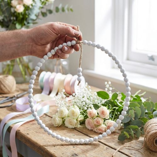 Corona decorativa de perlas blancas de 28 cm de diámetro (juego de 4 piezas): decoración colgante versátil para primavera, bodas y decoraciones vintage. | Floristik24.es