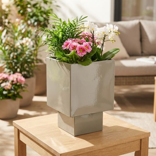 Artículo Maceta cúbica verde, 22 cm, con soporte elevado.