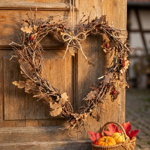 Corona decorativa para puerta en forma de corazón de estilo rústico hecha de ramas con hojas de roble, decoración de pared natural Ø28cm | Floristik24.es