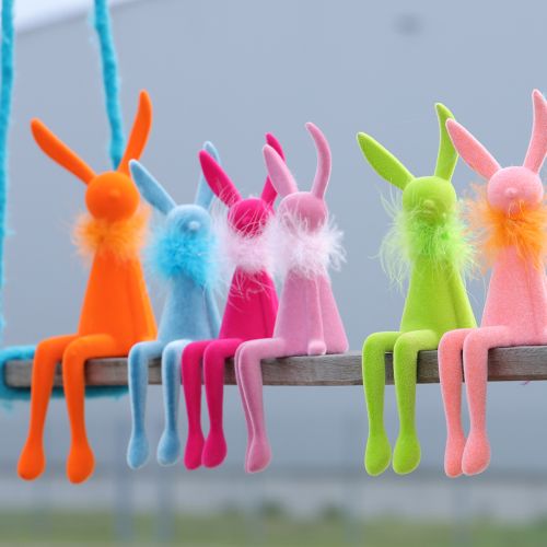 Artículo Decoración de conejito de Pascua, estante con boa de plumas para aparador o estantería, 36 cm, 2 piezas