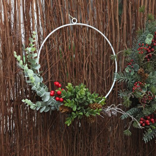 Artículo Corona decorativa de eucalipto, bayas y piñas artificiales Ø30cm
