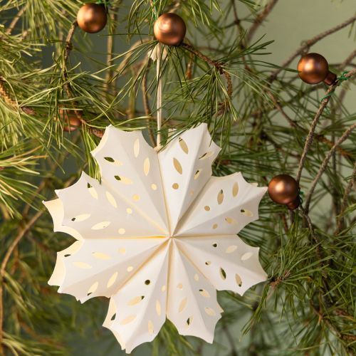 Artículo Elegantes copos de nieve de papel para decoraciones navideñas e invernales.