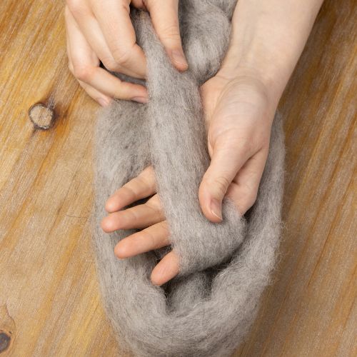 Artículo Cordón de lana decorativo gris natural de 2 m, lana afieltrada para manualidades y floristería.