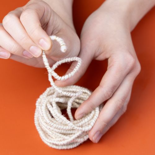 Artículo Cordón de lana blanco con hilo dorado 5m x 5mm con alambre para decoración y manualidades