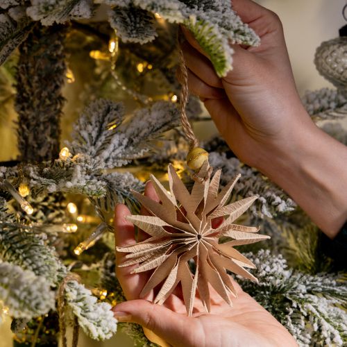 Artículo Estrellas de papel con hilo de yute para decoración festiva.