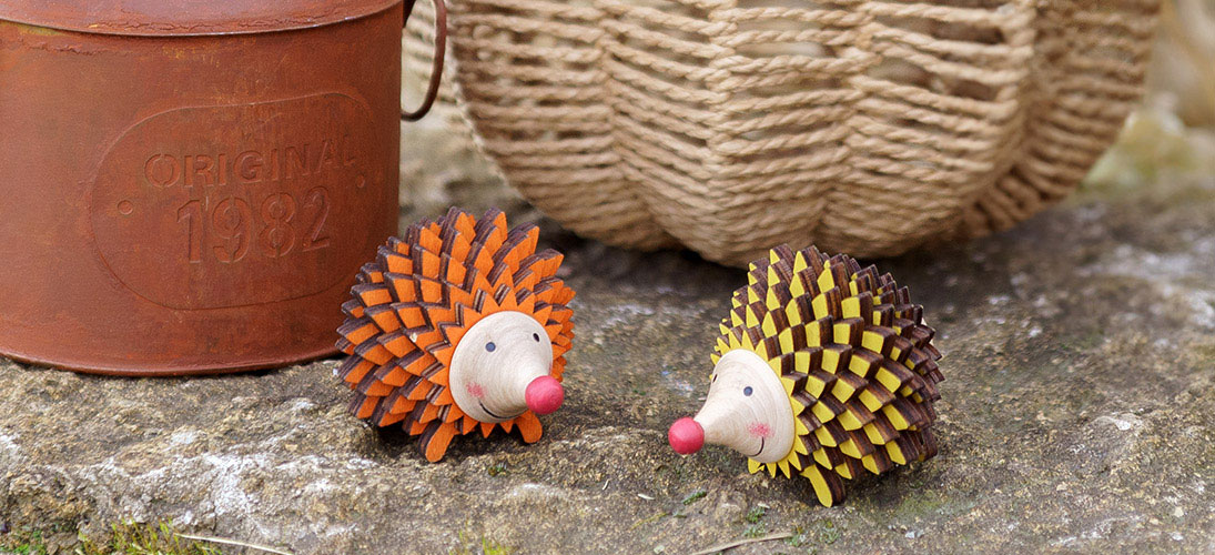 Figuras de búhos y erizos