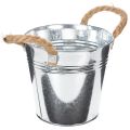 Cubo de metal brillante con