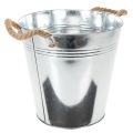 Cubo de metal brillante con