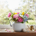 Tetera decorativa de metal con aspecto vintage para arreglos florales. | Floristik24.es