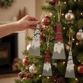Colgantes decorativos de gnomos de madera para la decoración navideña. | Floristik24.es