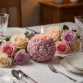 Vela esférica con motivo de rosa como decoración romántica de mesa. | Floristik24.es