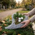 Corazón de planta de vid blanca de 30 x 23 cm, decoración funeraria, juego de 2 piezas, decoración para tumba | Floristik24.es