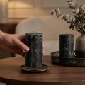 Velas de pilar negras de 85×150 mm, 2 unidades, teñidas en su totalidad, elegantes para decoración y ambiente. | Floristik24.es